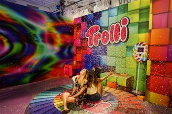 Visitantes se divierten en Candytopia de Nueva York