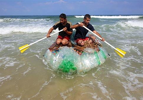 Bote fabricado con 700 botellas de desecho e hilo de redes dañadas