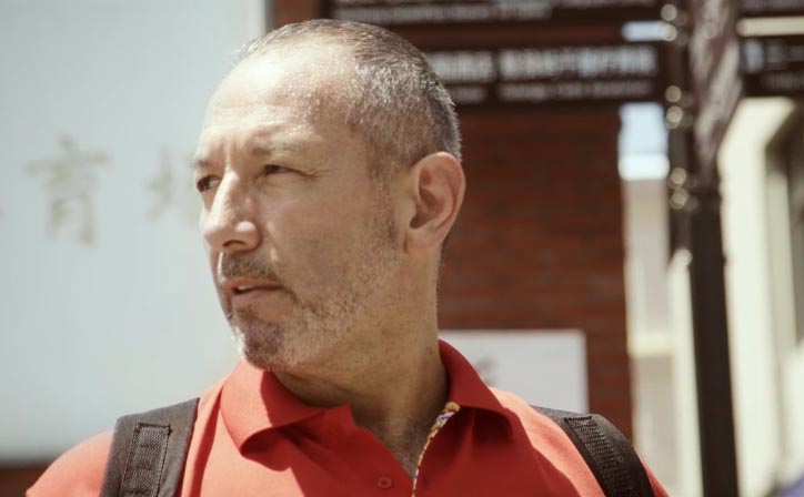 Con un vallenato, colombiano le agradece a China