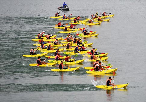 Competencia de canotaje se lleva a cabo en el río Liujiang