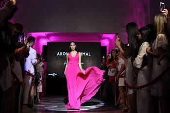 Desfile de moda "Fiesta Rosa" en Beirut