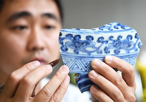 Restauradores reparan fragmentos de porcelana de hornos imperiales de dinastía Ming en Jingdezhen