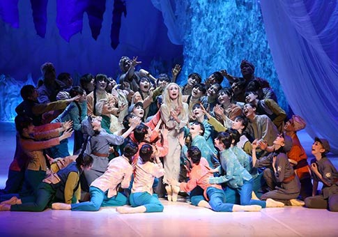Bailarines japoneses presentan "La Muchacha del Cabello Blanco" en Qingdao