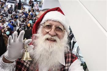 Personas recibidos a los clientes durante las compras de Navidad