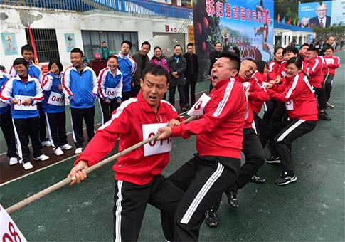 Granjeros participan en reunión deportiva para celebrar la cosecha en Hubei