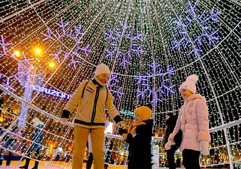 Minsk enciende decoraciones de iluminación para la celebración del próximo Año Nuevo