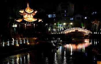 Vista del paisaje nocturno a lo largo del foso en Jinan