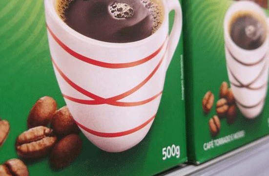 Granos de café tostados exhibidos en Sao Paulo, Brasil