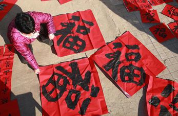 Versos pareados rojos para dar bienvenida al Festival de Primavera