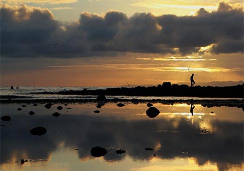 La salida del sol en la ciudad de Dumaguete, Filipinas
