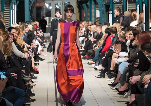 Creaciones de la diseñadora Katti Zoob durante un desfile de modas en Budapest, Hungría