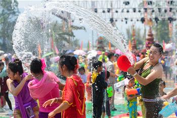 La ceremonia inaugural del Festival de Salpicaduras de Agua