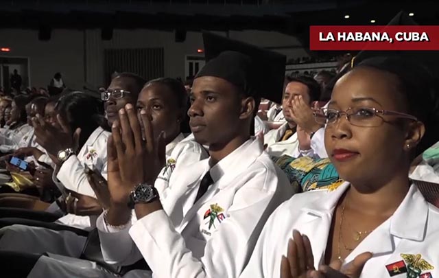 Escuela latinoamericana de medicina de Cuba gradúa 500 médicos extranjeros