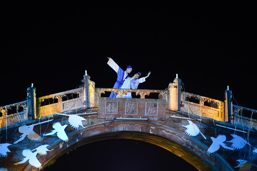 Gala nocturna frente al mar en Ningbo, Zhejiang