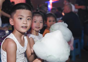 Feria nocturna en el distrito de Yubei de Chongqing