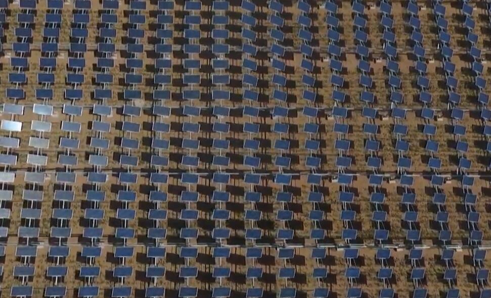 Construyen base fotovoltaica en desierto de Kubuqi en China