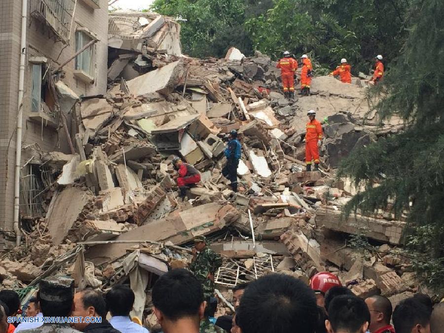 Un total de 16 residentes de un edificio de apartamentos desplomado parcialmente el miércoles en Guiyang, capital de la provincia suroccidental china de Guizhou, siguen desaparecidos.