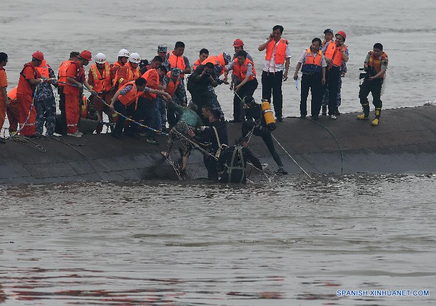 （长江客船翻沉事件·新华直击）“东方之星”客船翻沉事故成功救起一人