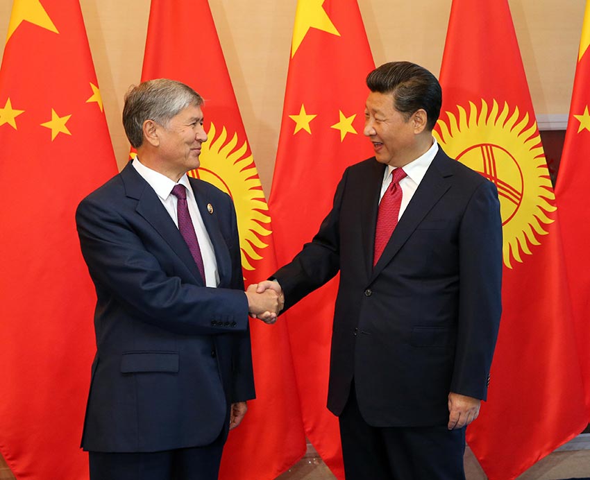 El presidente de China, Xi Jinping, se reunió hoy con su homólogo de Kirguizistán, Almazbek Atambayev, quien está en Beijing para asistir a los eventos conmemorativos del 70° aniversario del final de la Segunda Guerra Mundial.