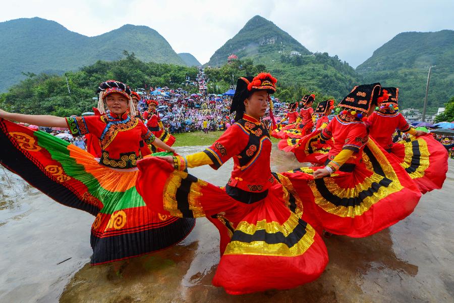 Mujeres del grupo &eacute;tnico Yi bailaron para celebrar el festival de antorcha en el municipio de De&acute;e en la prefectura aut&oacute;noma de Longlin en la ciudad de Baise, en la regi&oacute;n aut&oacute;noma zhuang de Guangxi el pasado 8 de agosto.  