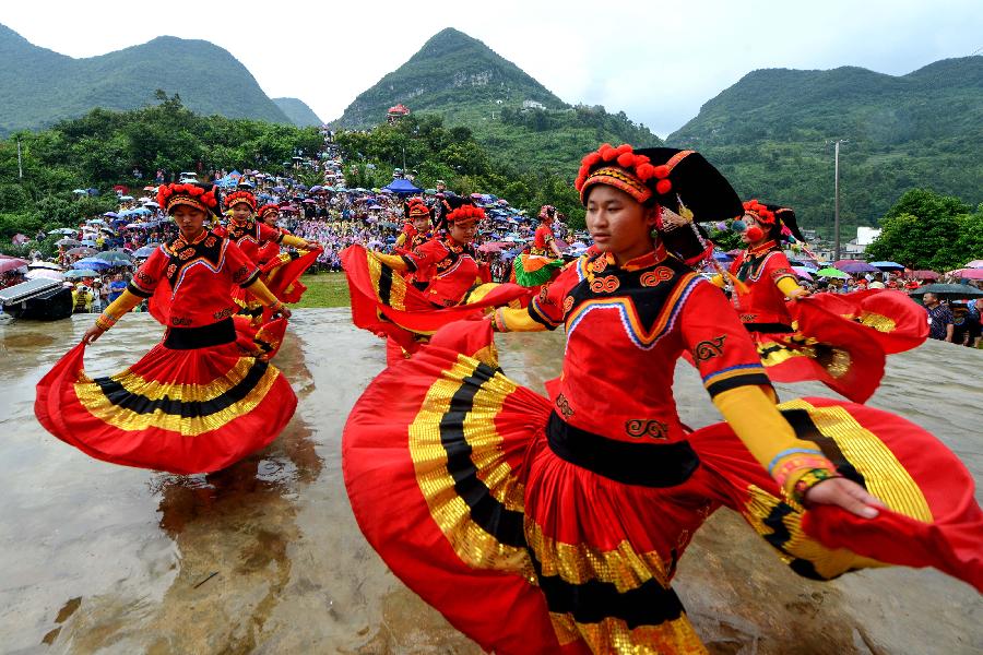 Mujeres del grupo &eacute;tnico Yi bailaron para celebrar el festival de antorcha en el municipio de De&acute;e en la prefectura aut&oacute;noma de Longlin en la ciudad de Baise, en la regi&oacute;n aut&oacute;noma zhuang de Guangxi el pasado 8 de agosto.  