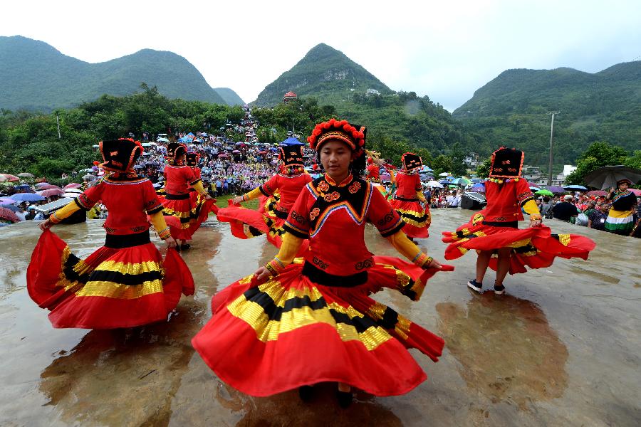 Mujeres del grupo &eacute;tnico Yi bailaron para celebrar el festival de antorcha en el municipio de De&acute;e en la prefectura aut&oacute;noma de Longlin en la ciudad de Baise, en la regi&oacute;n aut&oacute;noma zhuang de Guangxi el pasado 8 de agosto.  
