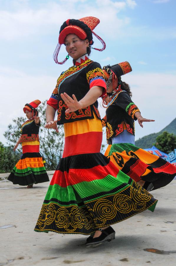 Mujeres del grupo &eacute;tnico Yi bailaron para celebrar el festival de antorcha en el municipio de De&acute;e en la prefectura aut&oacute;noma de Longlin en la ciudad de Baise, en la regi&oacute;n aut&oacute;noma zhuang de Guangxi el pasado 8 de agosto.  