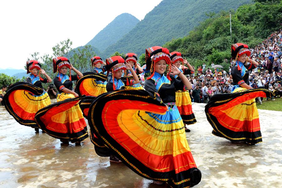 Mujeres del grupo &eacute;tnico Yi bailaron para celebrar el festival de antorcha en el municipio de De&acute;e en la prefectura aut&oacute;noma de Longlin en la ciudad de Baise, en la regi&oacute;n aut&oacute;noma zhuang de Guangxi el pasado 8 de agosto.  