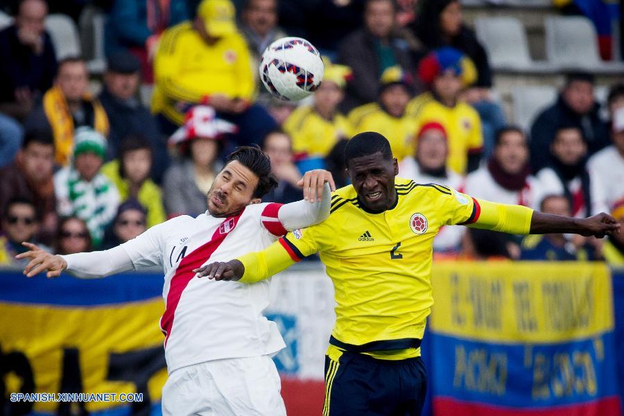 Las selecciones de Perú y Colombia empataron sin goles esta tarde en el Estadio de Temuco, lo que significó la clasificación del cuadro de la franja (Perú) a la siguiente ronda, mientras Colombia quedó a la espera del resultado entre Brasil y Venezuela más tarde.