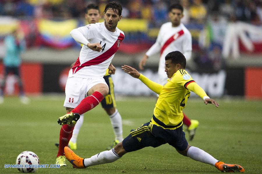 Las selecciones de Perú y Colombia empataron sin goles esta tarde en el Estadio de Temuco, lo que significó la clasificación del cuadro de la franja (Perú) a la siguiente ronda, mientras Colombia quedó a la espera del resultado entre Brasil y Venezuela más tarde.