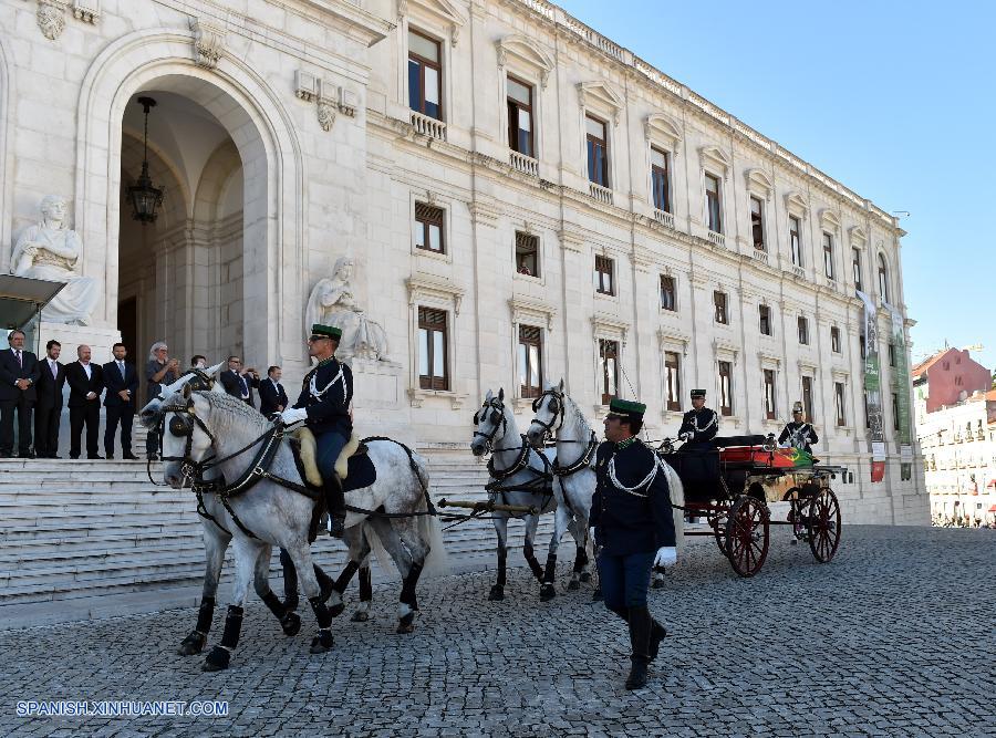 El ataúd con los restos de la leyenda del fútbol luso Eusébio fue trasladado hoy al Panteón Nacional, en esta capital, mientras los portugueses le rendían su último tributo.