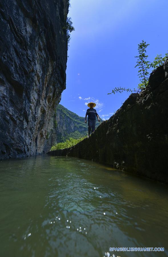 Fotografía tomada el día 13 de julio muestra un artificial canal de acueducto al lado de un acantilado en el distrito Badong, en la provincia central china de Hubei. El canal, que está situado a una altitud de 1.000 metros sobre el nivel del mar con un ancho de dos metros, extiende varios kilómetros al lado de un acantilado desde el distrito Badong hasta el distrito Changyang. La construcción de este canal empezó en los años 60 del siglo pasado y costó más de 10 años.