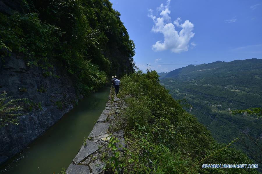 Fotografía tomada el día 13 de julio muestra un artificial canal de acueducto al lado de un acantilado en el distrito Badong, en la provincia central china de Hubei. El canal, que está situado a una altitud de 1.000 metros sobre el nivel del mar con un ancho de dos metros, extiende varios kilómetros al lado de un acantilado desde el distrito Badong hasta el distrito Changyang. La construcción de este canal empezó en los años 60 del siglo pasado y costó más de 10 años.