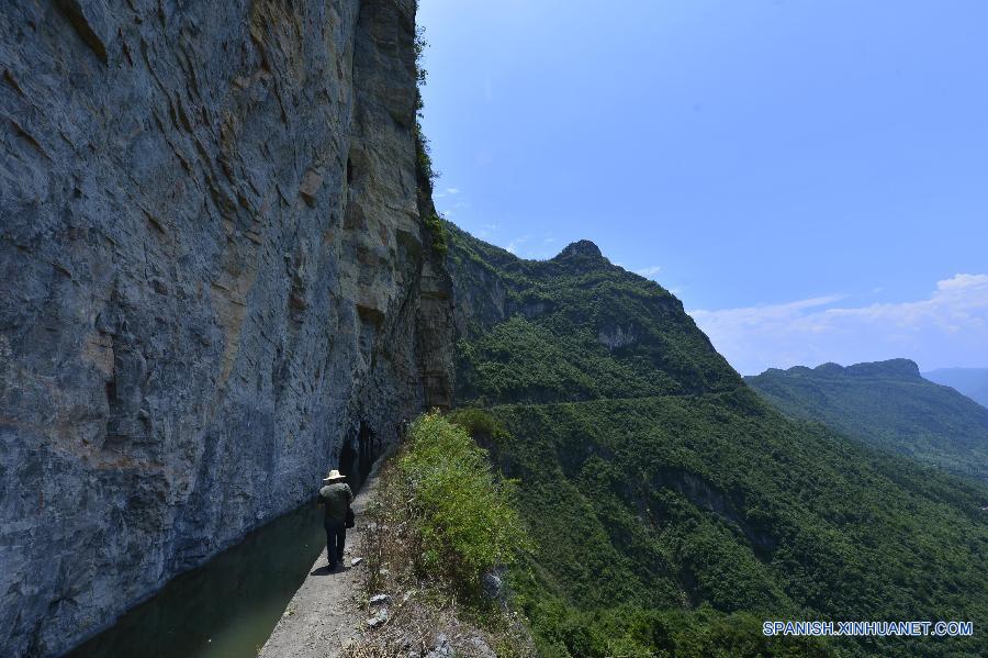 Fotografía tomada el día 13 de julio muestra un artificial canal de acueducto al lado de un acantilado en el distrito Badong, en la provincia central china de Hubei. El canal, que está situado a una altitud de 1.000 metros sobre el nivel del mar con un ancho de dos metros, extiende varios kilómetros al lado de un acantilado desde el distrito Badong hasta el distrito Changyang. La construcción de este canal empezó en los años 60 del siglo pasado y costó más de 10 años.