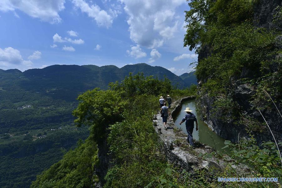 Fotografía tomada el día 13 de julio muestra un artificial canal de acueducto al lado de un acantilado en el distrito Badong, en la provincia central china de Hubei. El canal, que está situado a una altitud de 1.000 metros sobre el nivel del mar con un ancho de dos metros, extiende varios kilómetros al lado de un acantilado desde el distrito Badong hasta el distrito Changyang. La construcción de este canal empezó en los años 60 del siglo pasado y costó más de 10 años.