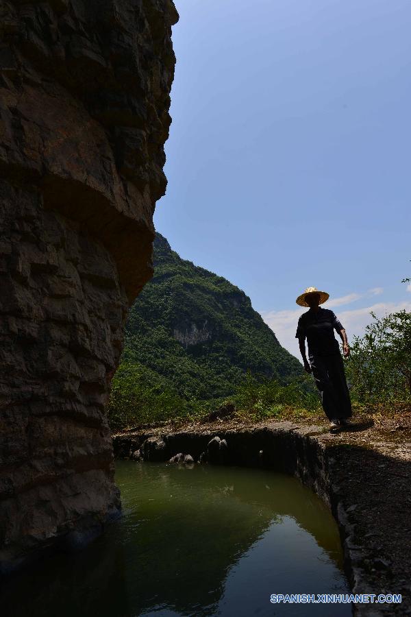 Fotografía tomada el día 13 de julio muestra un artificial canal de acueducto al lado de un acantilado en el distrito Badong, en la provincia central china de Hubei. El canal, que está situado a una altitud de 1.000 metros sobre el nivel del mar con un ancho de dos metros, extiende varios kilómetros al lado de un acantilado desde el distrito Badong hasta el distrito Changyang. La construcción de este canal empezó en los años 60 del siglo pasado y costó más de 10 años.