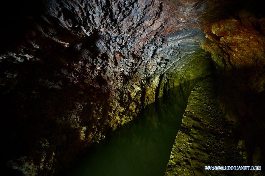 Fotografía tomada el día 13 de julio muestra un artificial canal de acueducto al lado de un acantilado en el distrito Badong, en la provincia central china de Hubei. El canal, que está situado a una altitud de 1.000 metros sobre el nivel del mar con un ancho de dos metros, extiende varios kilómetros al lado de un acantilado desde el distrito Badong hasta el distrito Changyang. La construcción de este canal empezó en los años 60 del siglo pasado y costó más de 10 años.