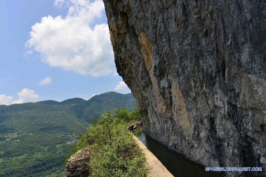 Fotografía tomada el día 13 de julio muestra un artificial canal de acueducto al lado de un acantilado en el distrito Badong, en la provincia central china de Hubei. El canal, que está situado a una altitud de 1.000 metros sobre el nivel del mar con un ancho de dos metros, extiende varios kilómetros al lado de un acantilado desde el distrito Badong hasta el distrito Changyang. La construcción de este canal empezó en los años 60 del siglo pasado y costó más de 10 años.