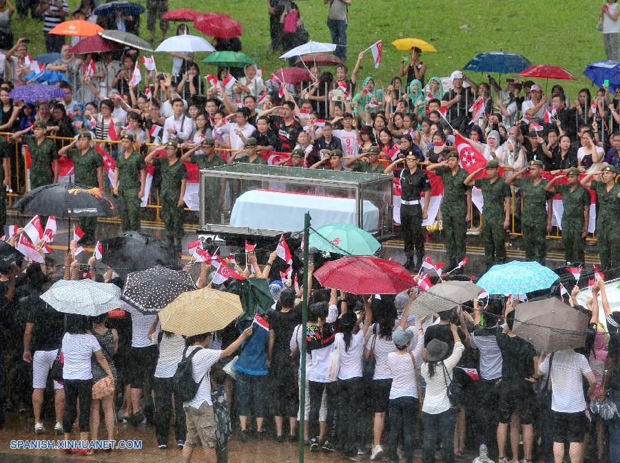 El funeral de Estado del ex primer ministro de Singapur Lee Kuan Yew se celebró hoy aquí con la participación de miles de ciudadanos singapurenses congregados en las calles desafiando la intensa lluvia para despedir al padre fundador de la ciudad Estado.