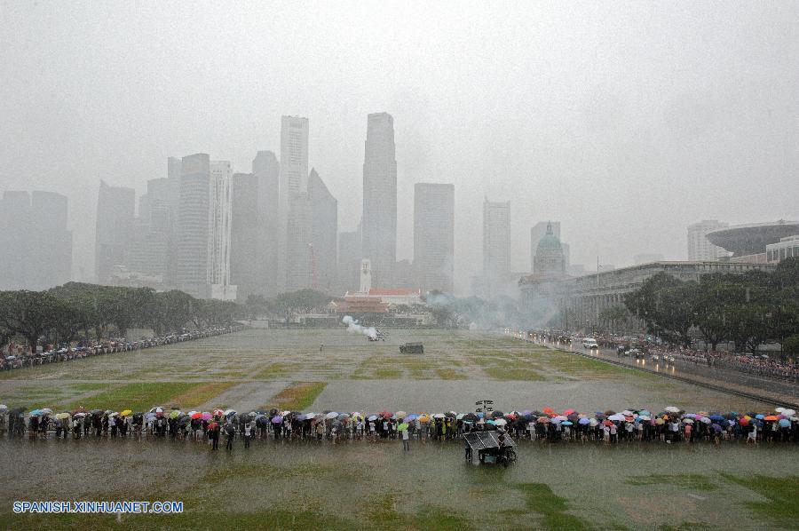 El funeral de Estado del ex primer ministro de Singapur Lee Kuan Yew se celebró hoy aquí con la participación de miles de ciudadanos singapurenses congregados en las calles desafiando la intensa lluvia para despedir al padre fundador de la ciudad Estado.