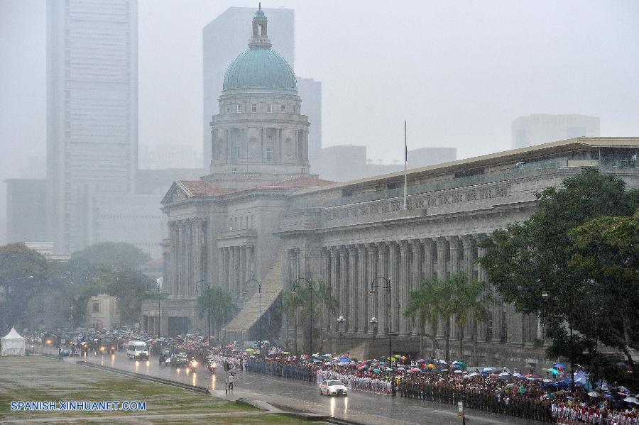 El funeral de Estado del ex primer ministro de Singapur Lee Kuan Yew se celebró hoy aquí con la participación de miles de ciudadanos singapurenses congregados en las calles desafiando la intensa lluvia para despedir al padre fundador de la ciudad Estado.