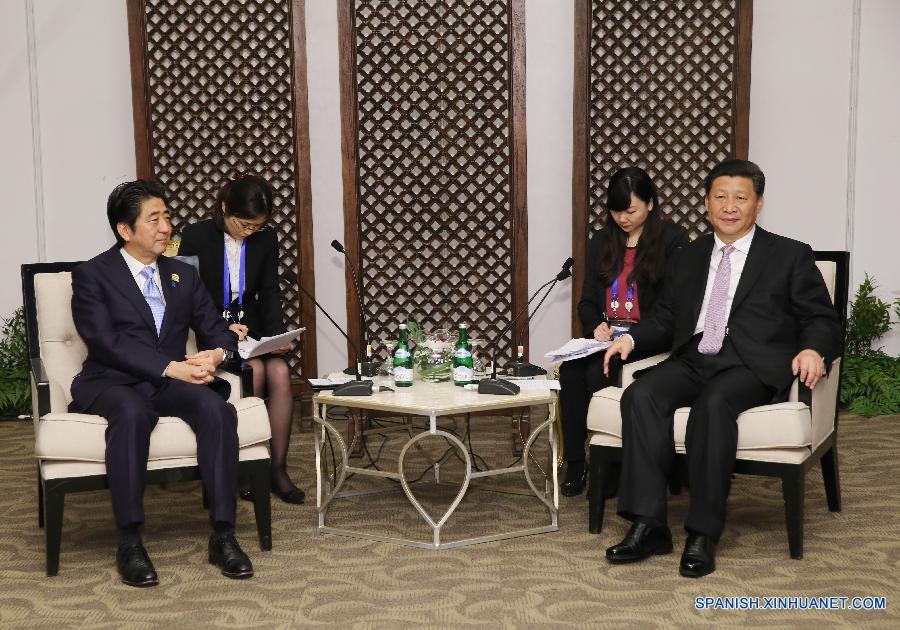 El presidente de China, Xi Jinping, y el primer ministro de Japón, Shinzo Abe, sostuvieron una reunión esta tarde por solicitud de la parte japonesa al margen de la Cumbre Asia-Africa que se realiza en la capital de Indonesia, Yakarta.