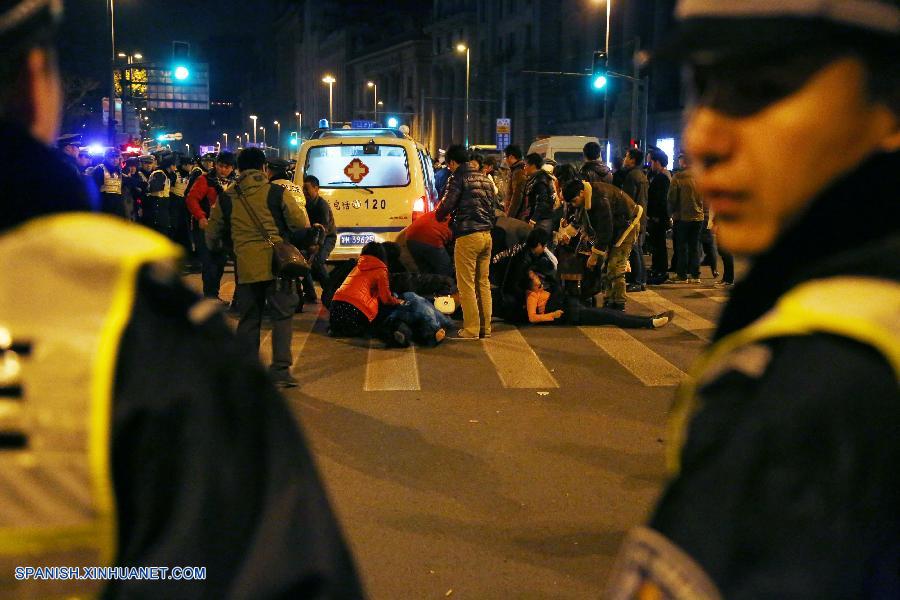 Al menos 35 personas murieron y 42 resultaron heridas anoche luego de que las celebraciones de Año Nuevo en el área de Bund, en Shanghai, este de China, se salieron de control y ocurrió una estampida.