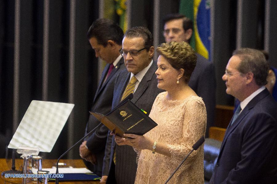 La presidenta de Brasil, Dilma Rousseff, asumió este jueves en Brasilia su segundo mandato con el compromiso de no dar 'ningún paso atrás' en las conquistas y derechos sociales obtenidas en los últimos años.