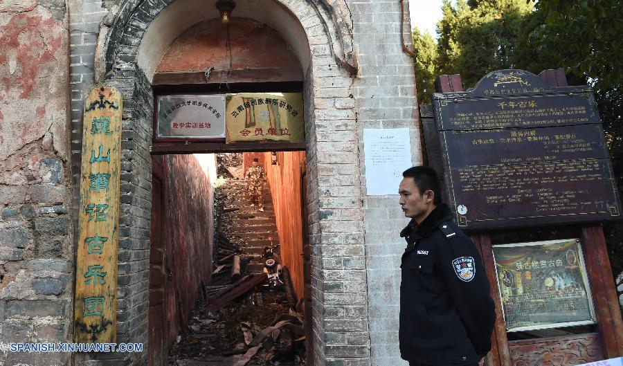 La Torre Gongchen, una antigua torre de entrada a la ciudad en la provincia de Yunnan, suroeste de China, y con una historia de más de 600 años de antigüedad, quedó destruida esta madrugada por un incendio, sin que se reportaran víctimas.