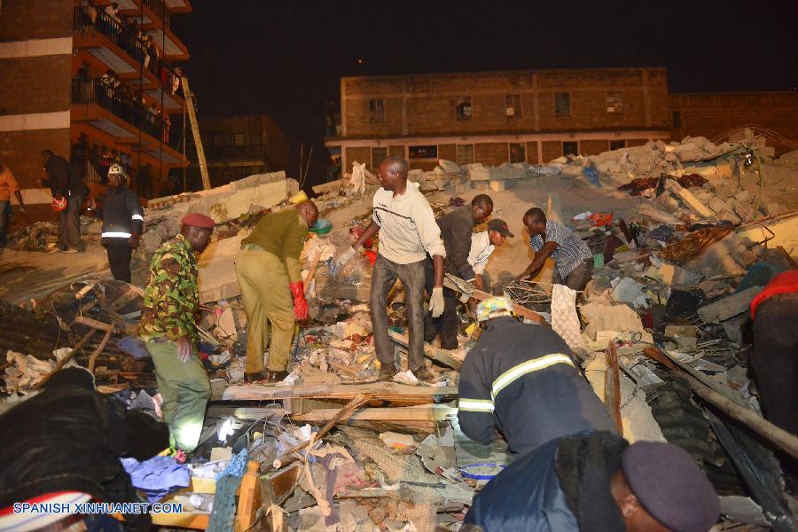 Al menos 12 personas han sido rescatadas después de que un edificio de cinco pisos se derrumbó esta noche en el noreste de Nairobi, capital de Kenia.