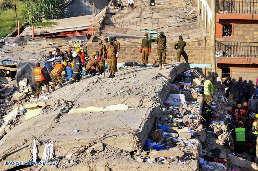 Al menos 12 personas han sido rescatadas después de que un edificio de cinco pisos se derrumbó esta noche en el noreste de Nairobi, capital de Kenia.