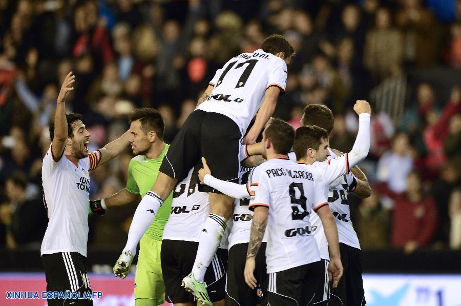 El equipo de fútbol español Real Madrid cayó hoy en el estadio de Mestalla en la ciudad oriental de Valencia con marcador de 2-1 ante un fuerte conjunto valenciano que doblegó a los actuales campeones del mundo que llevaban 22 jornadas sin perder.