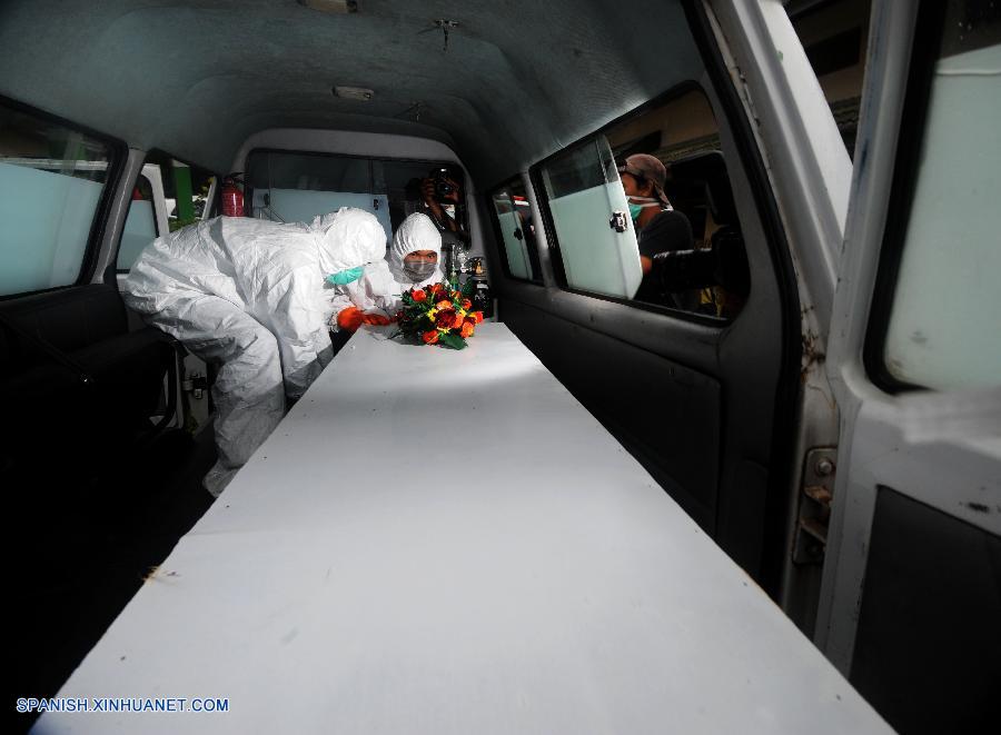Otros tres cadáveres recuperados durante la búsqueda del siniestrado avión de AirAsia han sido enviados el lunes al centro de búsqueda de AirAsia en Indonesia en un helicóptero operado por la Agencia Nacional de Búsqueda y Rescate de Indonesia (BASARNAS, siglas en inglés), aumentando a 37 el número de cuerpos enviados al puesto de comando de evacuación.
