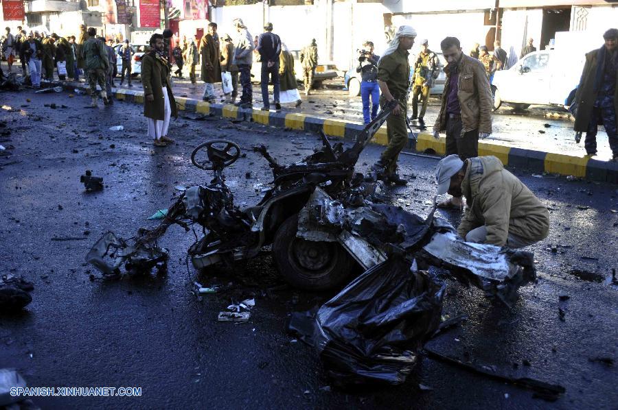 Al menos 50 personas murieron y decenas resultaron heridas a primeras horas del miércoles cuando un coche bomba fue detonado fuera de una academia de policía en la capital yemení de Saná, dijeron oficiales de seguridad y médicos.